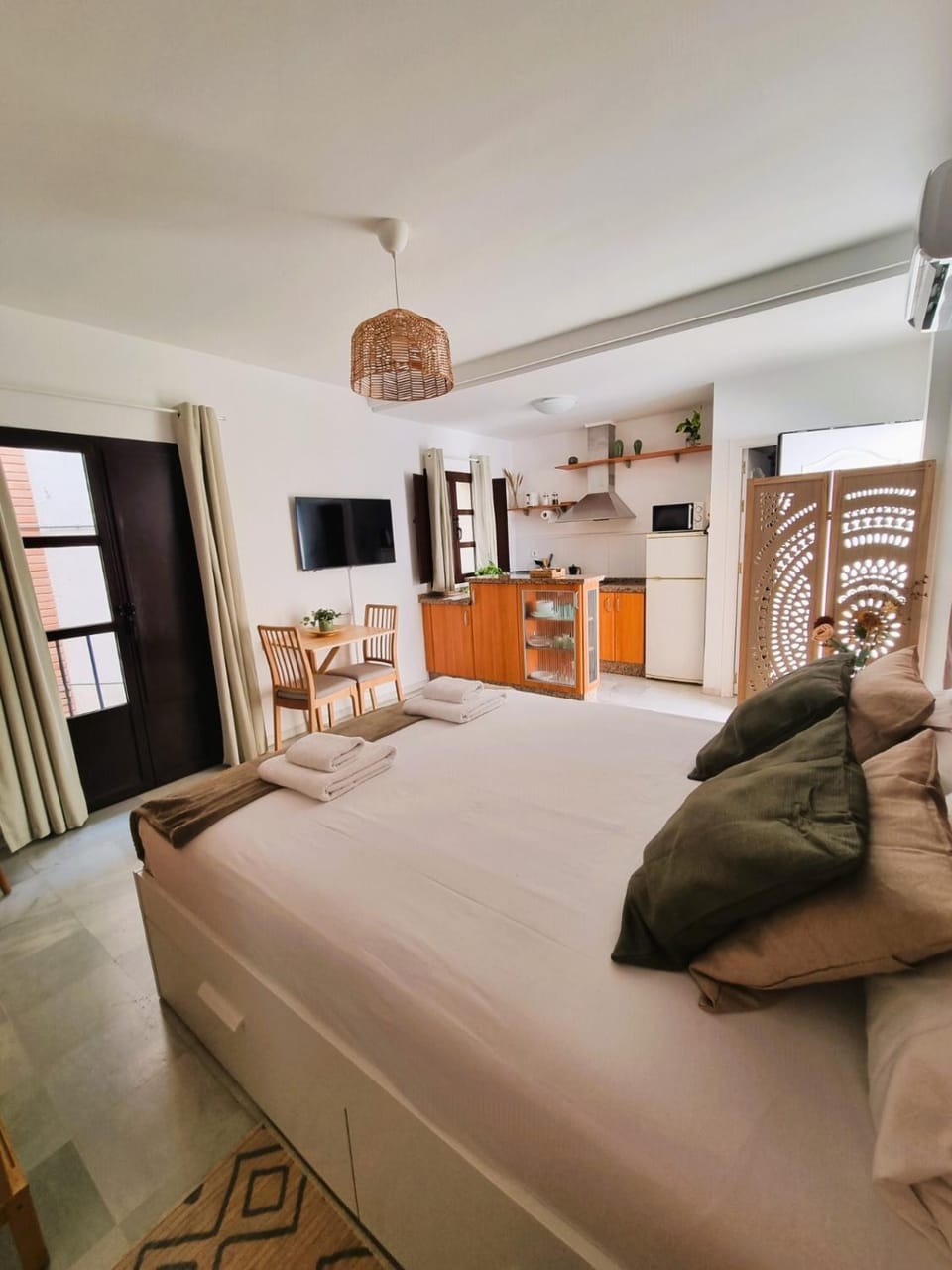 Bed, TV and multimedia, Balcony/Terrace, Photo of the whole room, Bedroom
