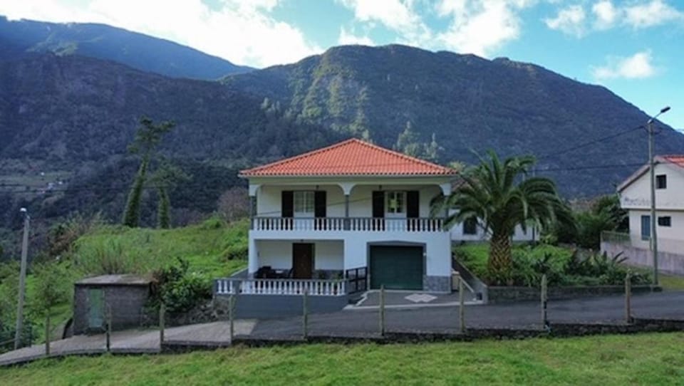 Mountain retreat House in Madeira District