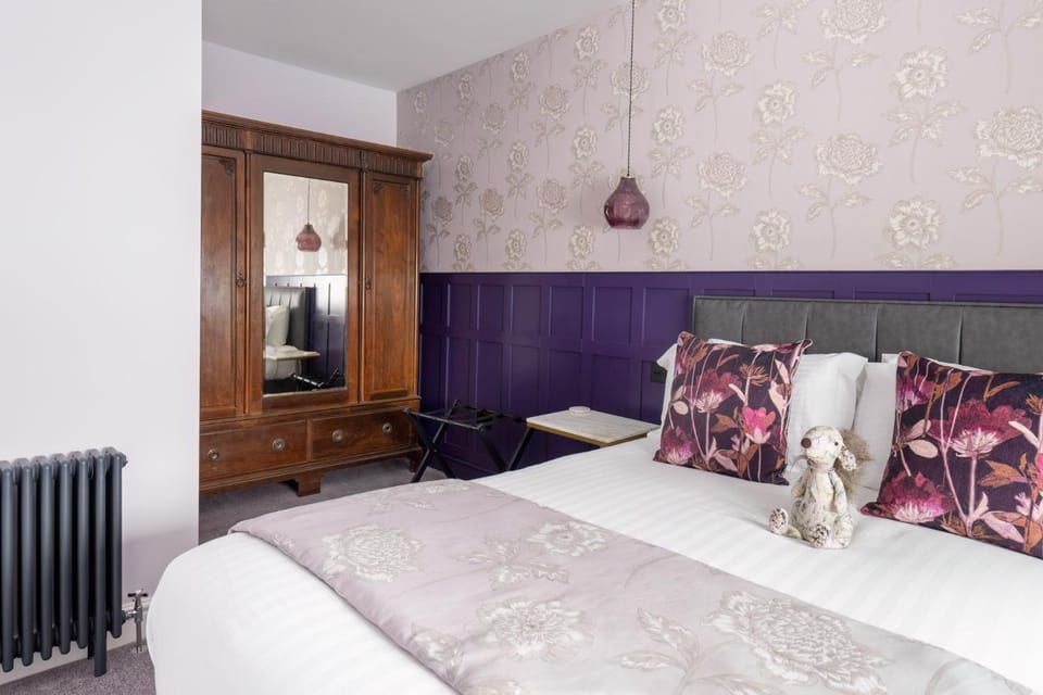Bed, Photo of the whole room, Bedroom, wardrobe