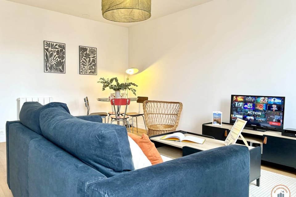 TV and multimedia, Living room, Seating area, Dining area