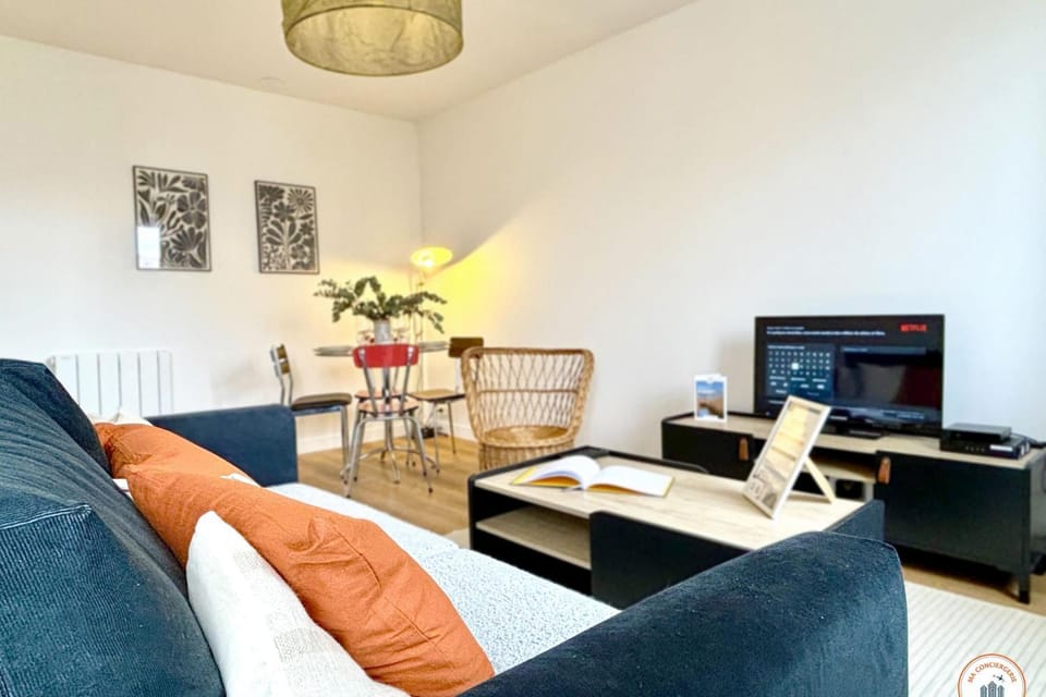 TV and multimedia, Living room, Seating area, Dining area