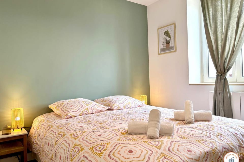 Bed, Photo of the whole room, Bedroom, towels