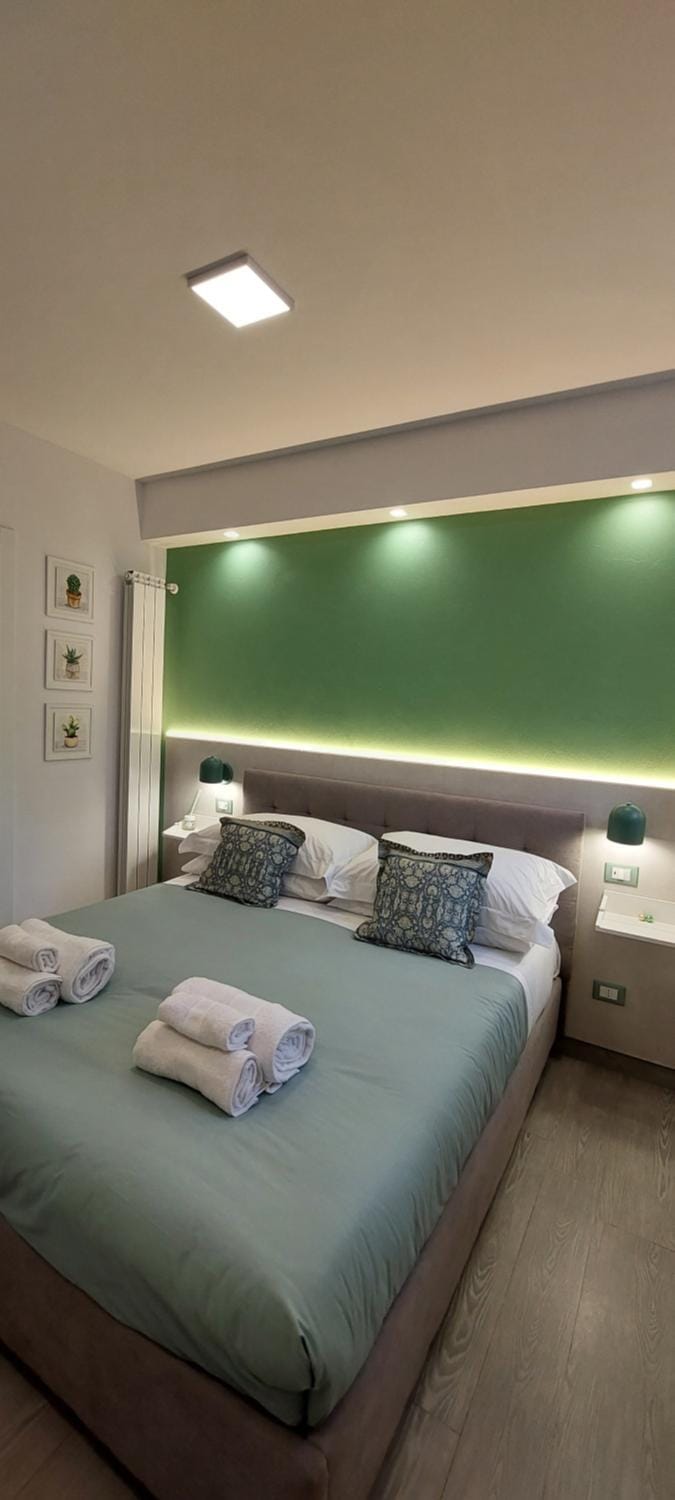 Bedroom, towels