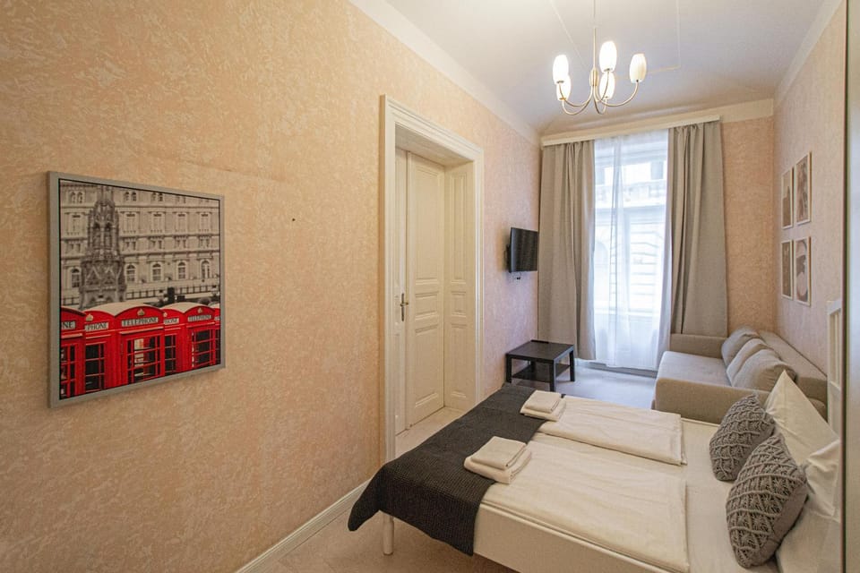 TV and multimedia, Seating area, Bedroom