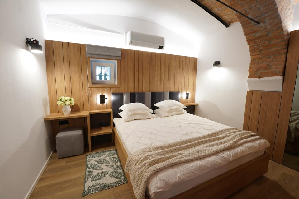 Bed, Photo of the whole room, Decorative detail, Bedroom, heating, internet, wardrobe, air conditioner