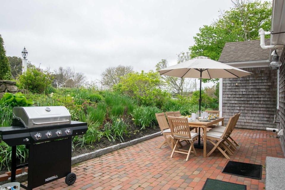 Walk to Main St and Oyster Pond in Chatham House in Chatham