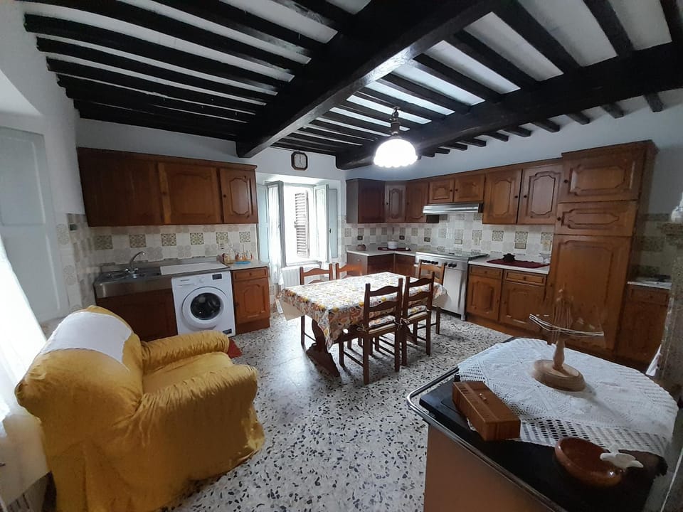 Kitchen or kitchenette, Dining area, oven, stove