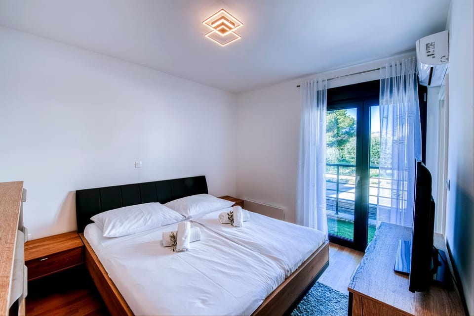 Bed, Day, TV and multimedia, Photo of the whole room, Bedroom, Time of day, towels