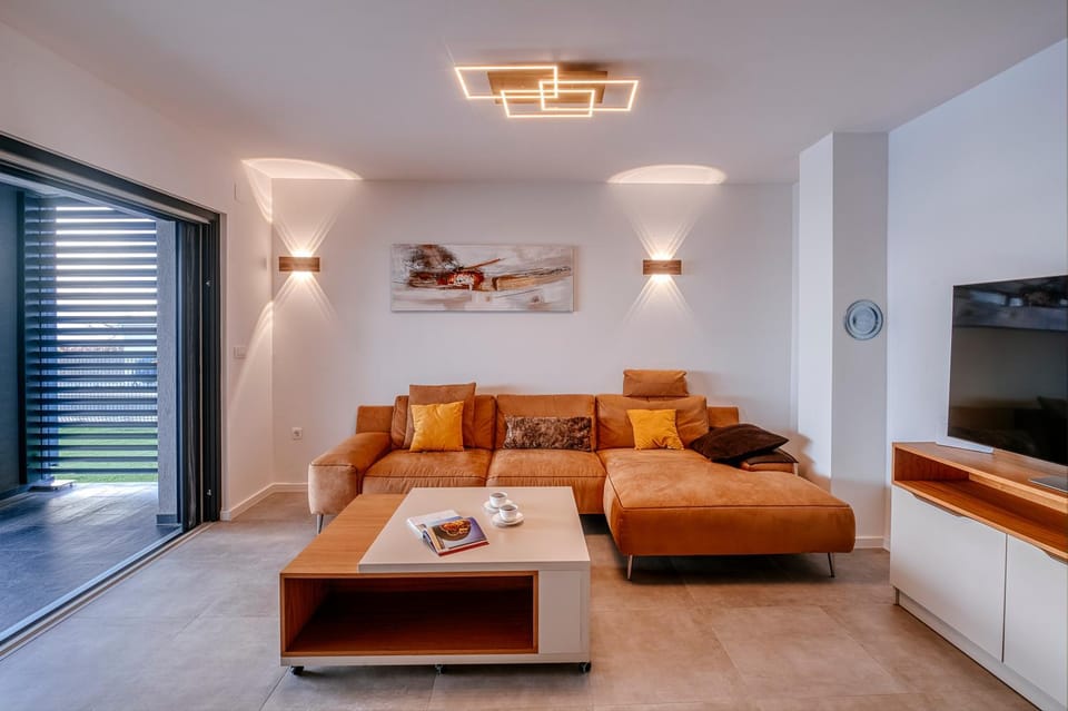 TV and multimedia, Living room, Decorative detail, Seating area, Drinks