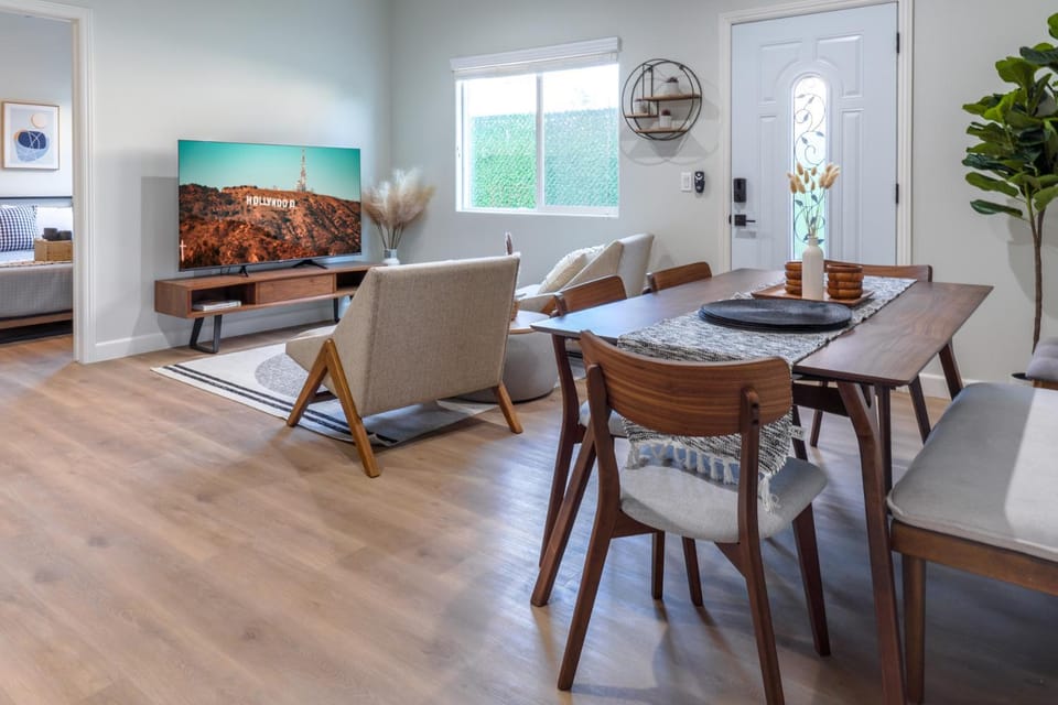 Living room, Seating area, Dining area