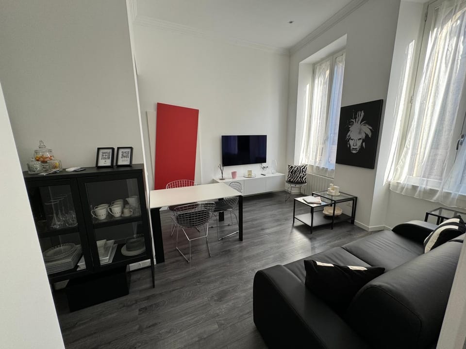 Communal lounge/ TV room, TV and multimedia, Living room, Seating area, Dining area