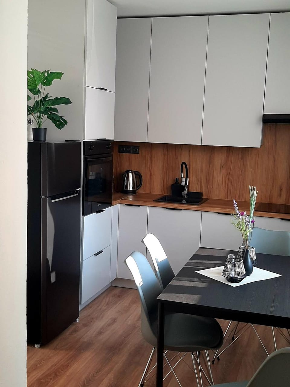 Kitchen or kitchenette, Dining area
