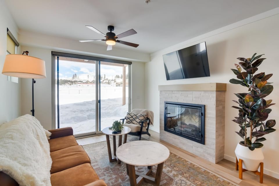 2 Mi to Fraser Tubing Hill: Condo w/ Fireplace! House in Fraser