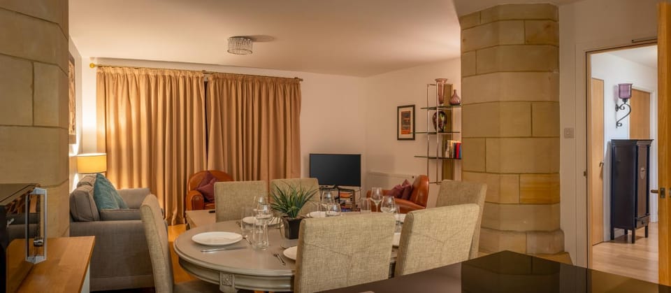 Seating area, Dining area