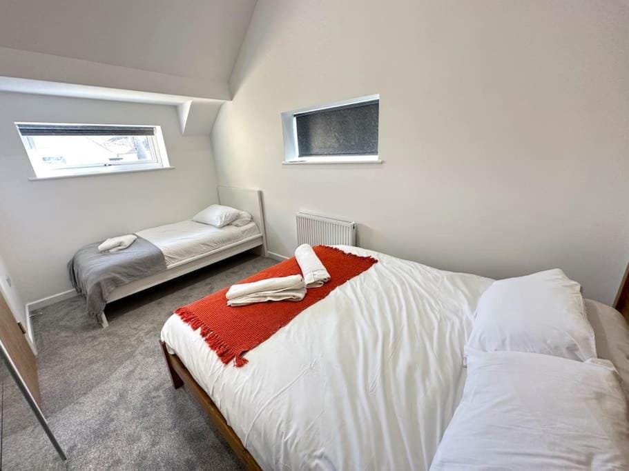 Bed, TV and multimedia, Photo of the whole room, Bedroom, towels