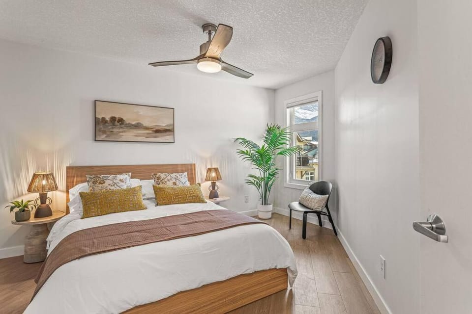 W411 NEW- TOP of the World Canmore MTN Retreat Apartment in Canmore