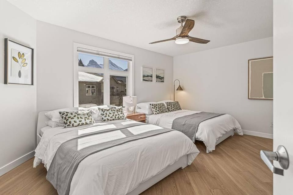 W411 NEW- TOP of the World Canmore MTN Retreat Apartment in Canmore