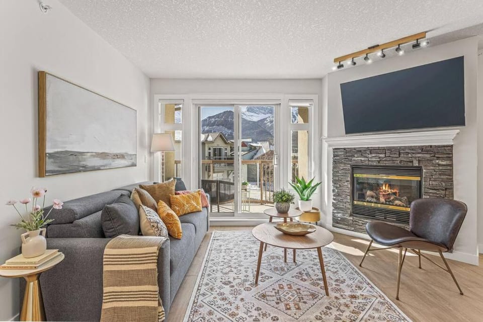 W411 NEW- TOP of the World Canmore MTN Retreat Apartment in Canmore