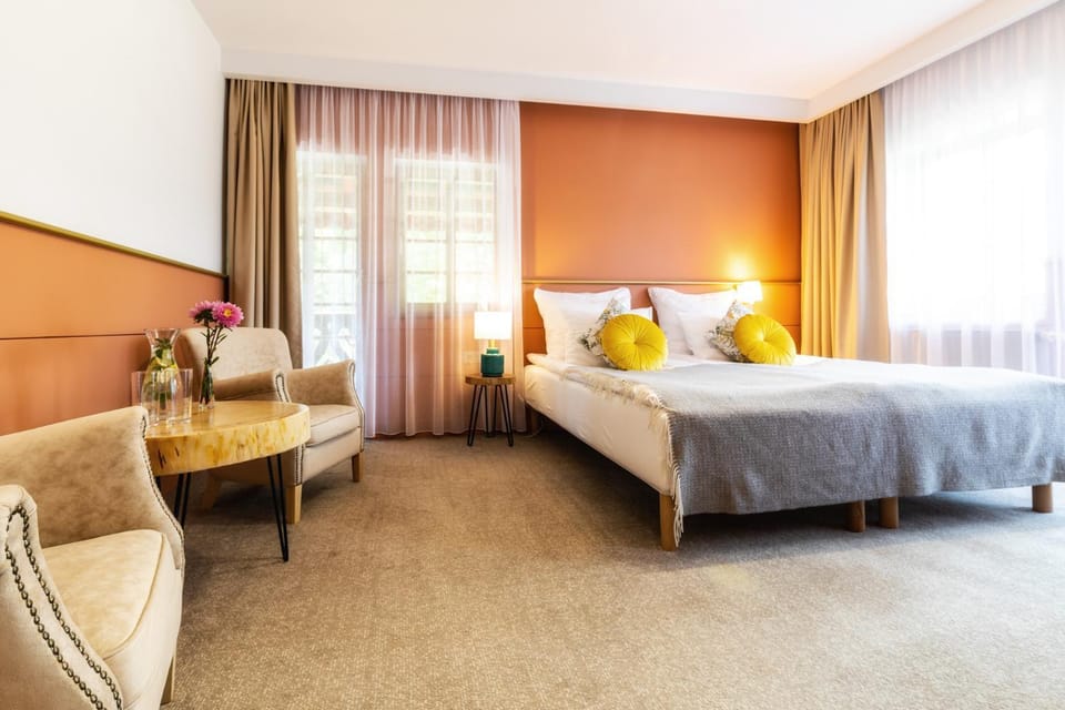 Bed, Photo of the whole room, Seating area, Bedroom