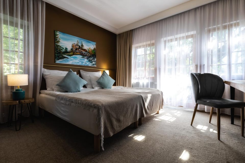 Bed, Living room, Photo of the whole room, Seating area, Bedroom