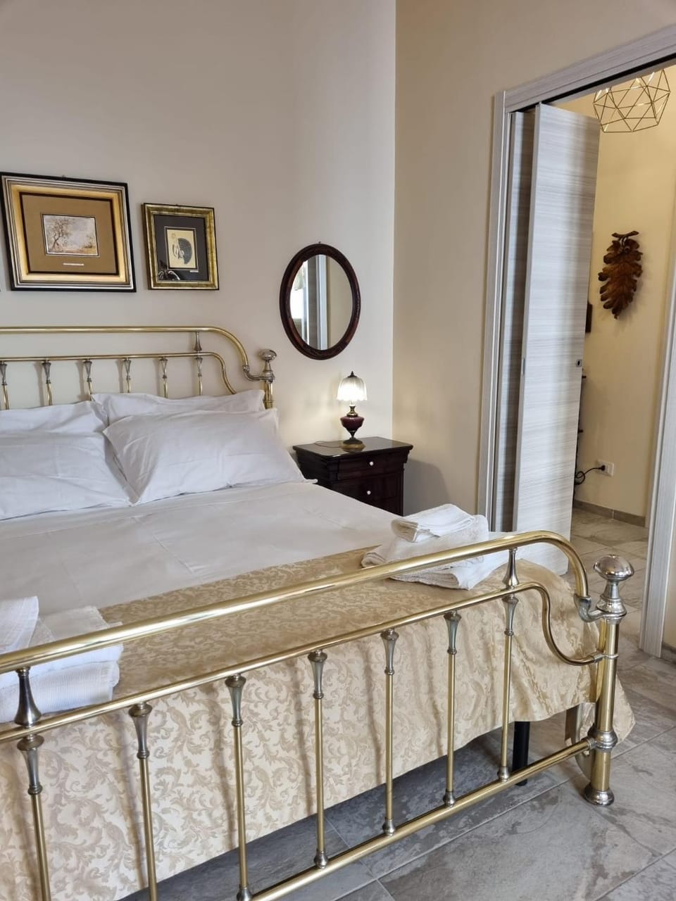 Bed, Photo of the whole room, Decorative detail, Bedroom