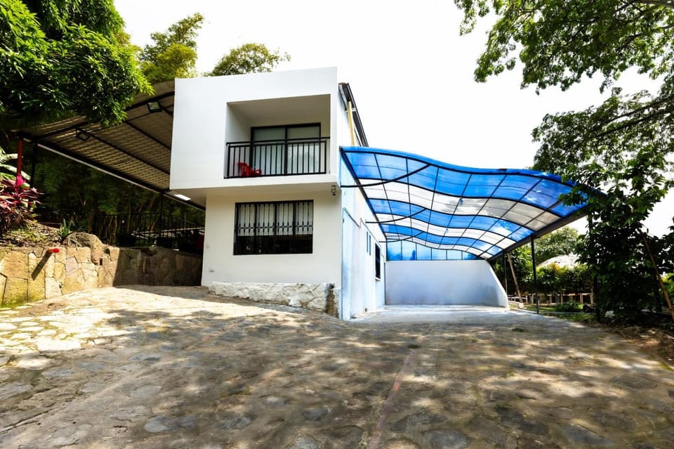 Casa El Guadual House in Cundinamarca, Colombia