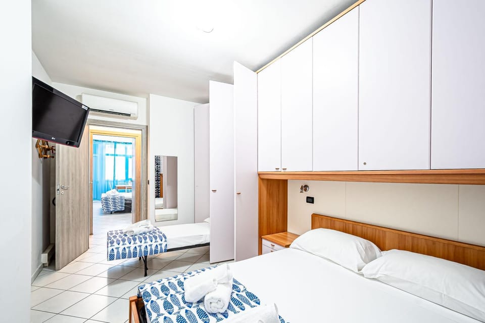 Bed, TV and multimedia, Bedroom, air conditioner