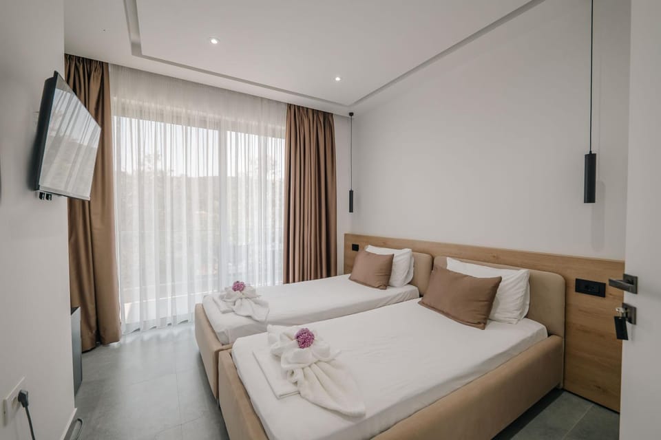 Bed, TV and multimedia, Bedroom