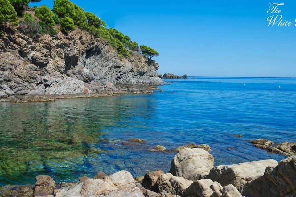 Waterfront villa with breathtaking views and pool Villa in Alt Empordà