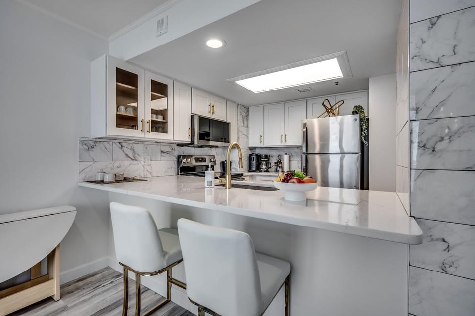 Kitchen or kitchenette, Dining area, dishwasher, minibar, oven, stove