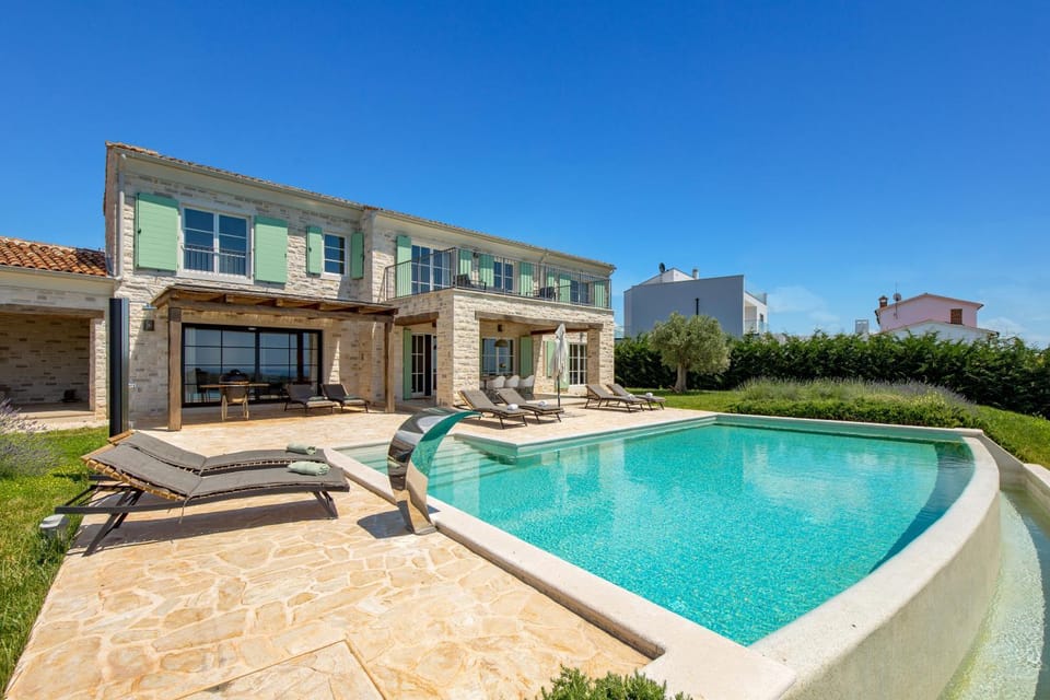 Property building, Patio, Day, Garden, Garden view, Pool view, Swimming pool, sunbed