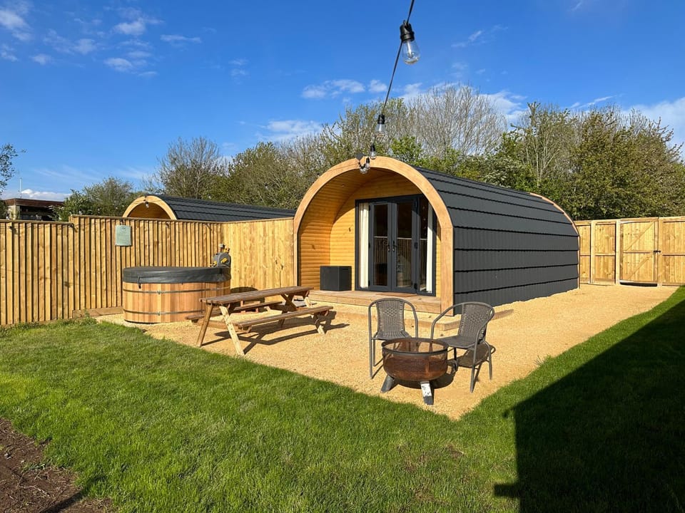 Lois' Pod with Hot Tub, Near Airport Campground/ 
RV Resort in Wales