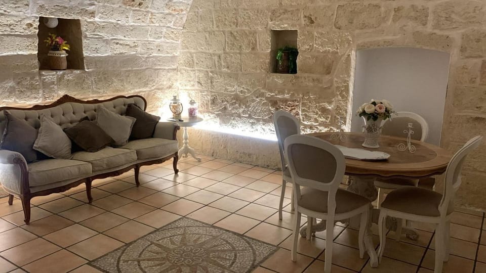Communal lounge/ TV room, Living room, Seating area, Dining area