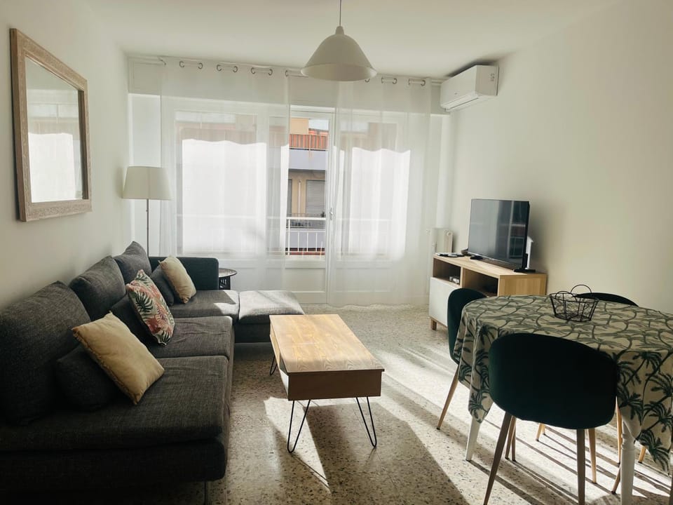 TV and multimedia, Living room, Seating area, Dining area
