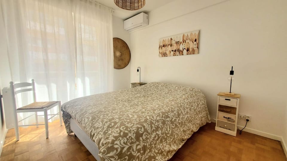 Bedroom, air conditioner