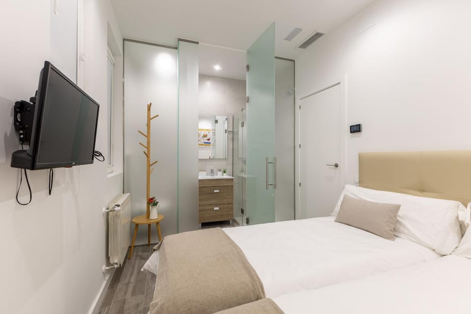 TV and multimedia, Photo of the whole room, Bedroom, internet, air conditioner