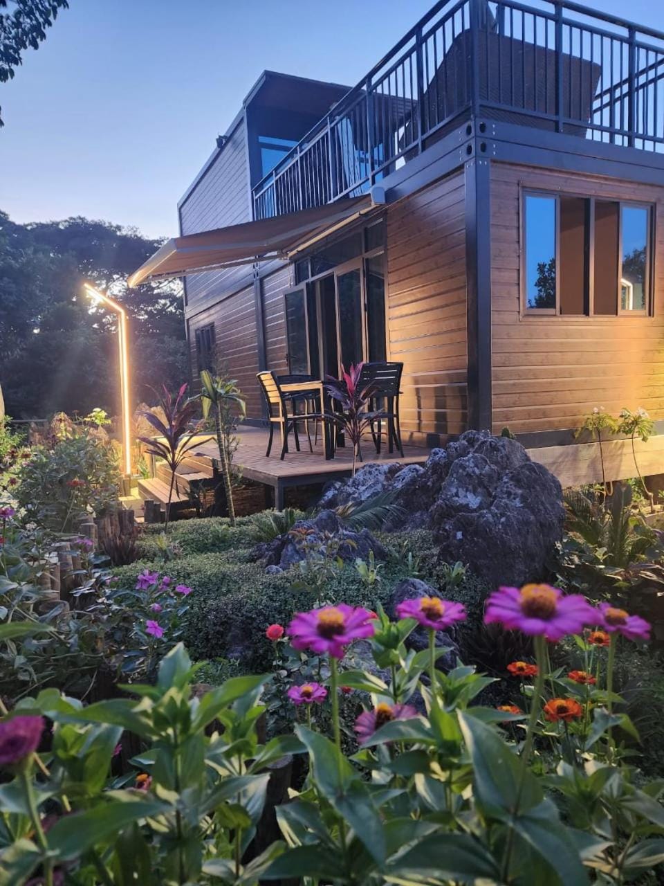 Property building, Spring, Natural landscape, Garden, Garden, Garden view, Mountain view