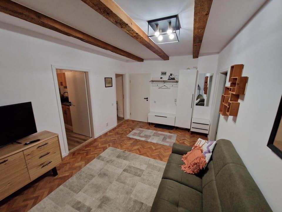 TV and multimedia, Living room, Seating area, Evening entertainment