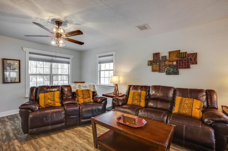Backyard, Deck & Fire Pit: Conroe Getaway House in Conroe