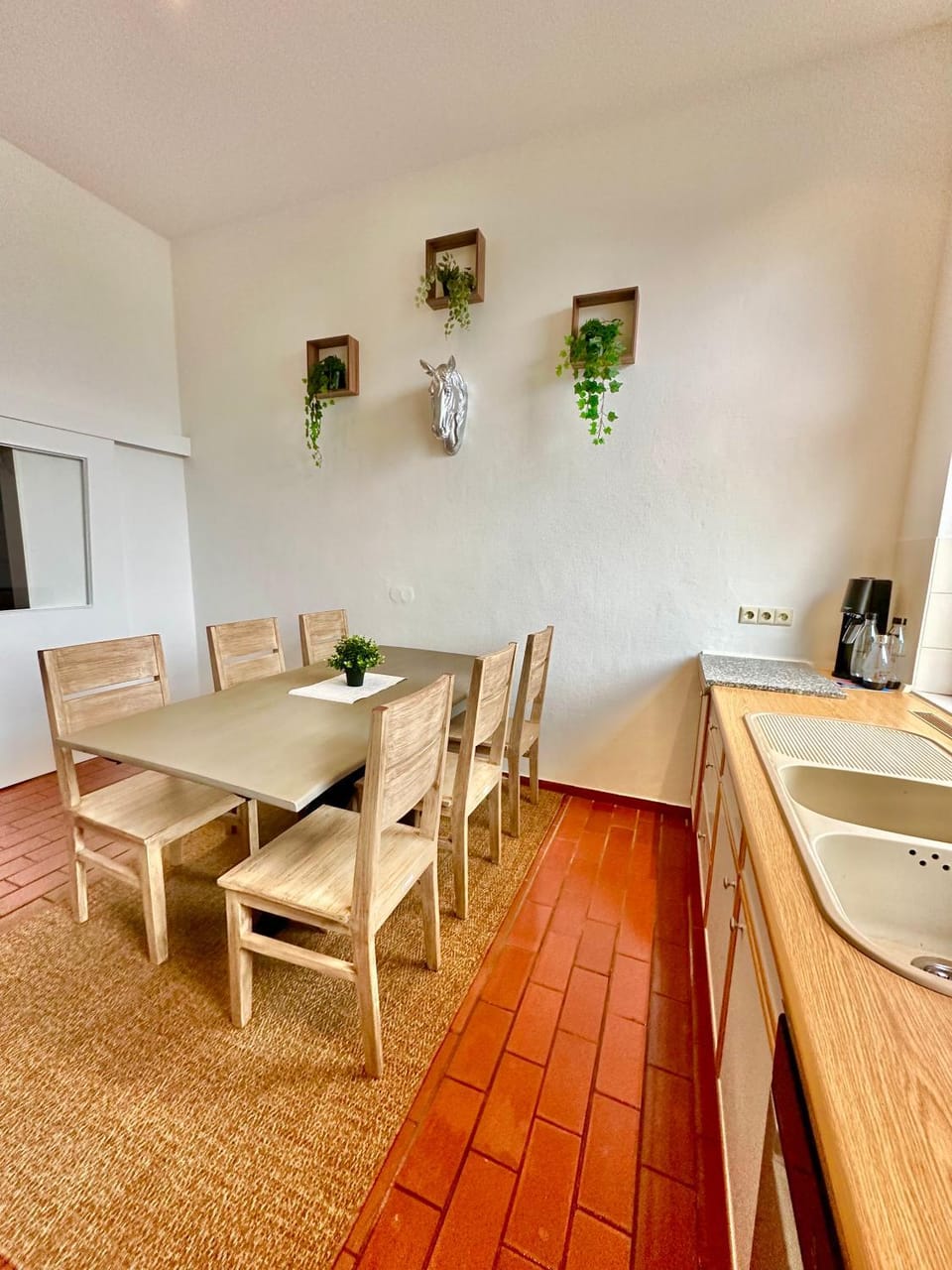 Kitchen or kitchenette, Seating area, Dining area