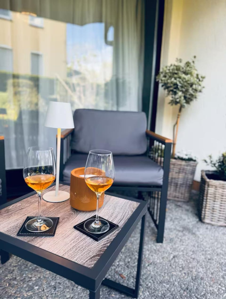 Day, Balcony/Terrace, Seating area, Drinks