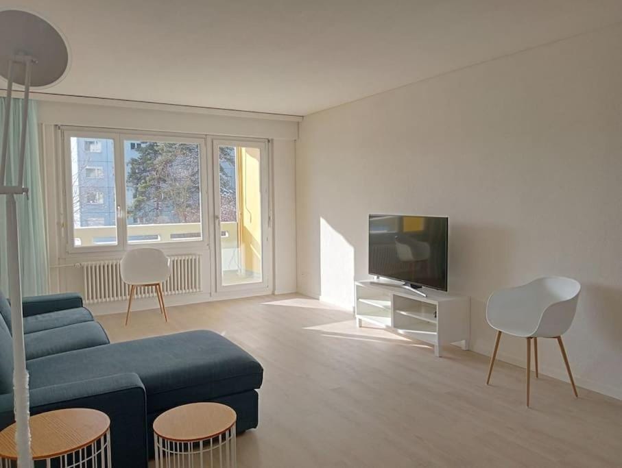Communal lounge/ TV room, TV and multimedia, Living room, Seating area, Evening entertainment