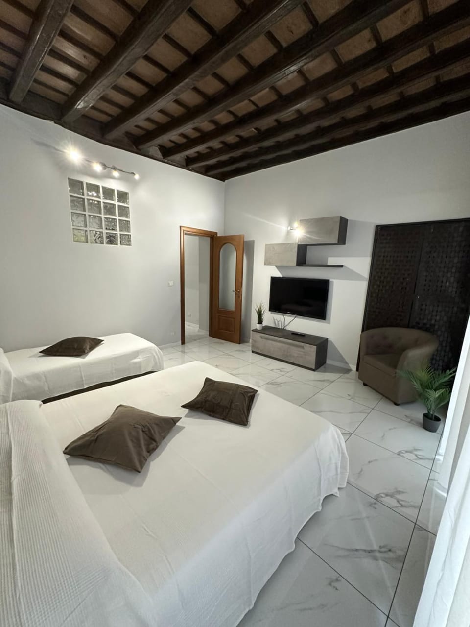 Bed, TV and multimedia, Photo of the whole room, Bedroom