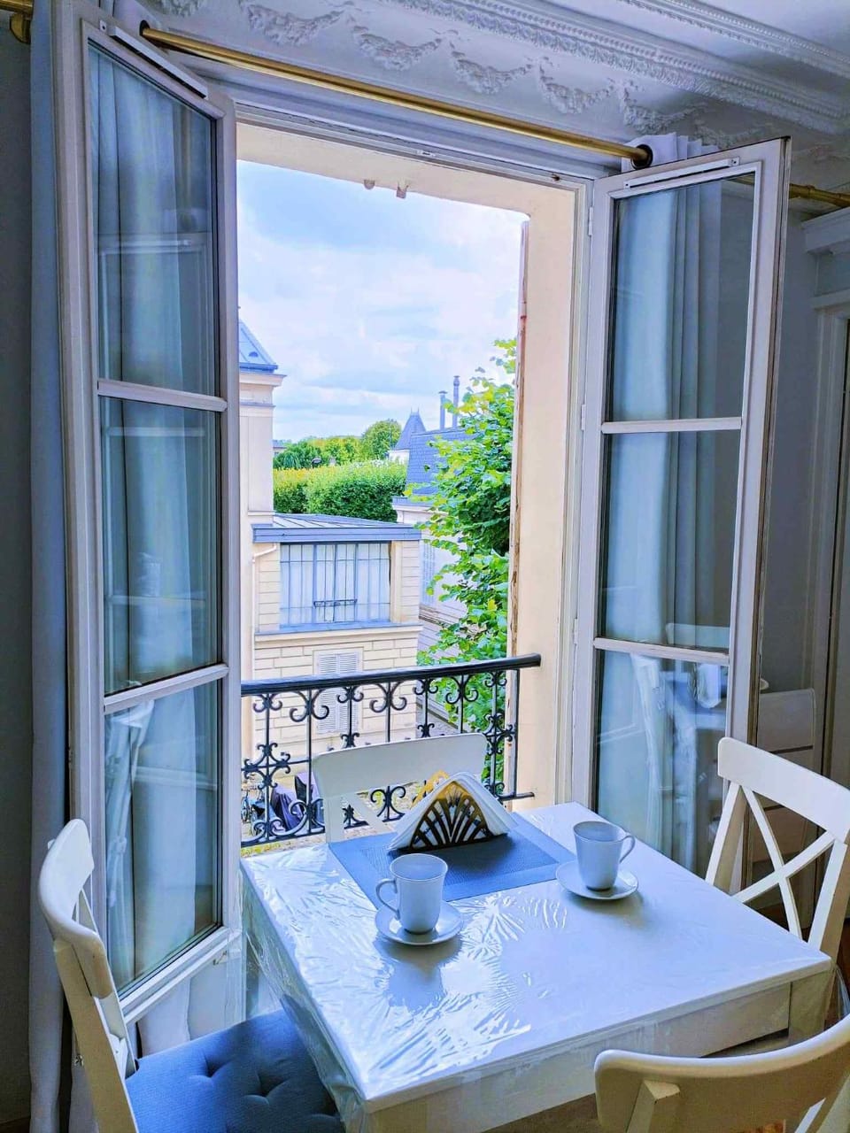 Au Petit Trianon Bleu Apartment in Versailles
