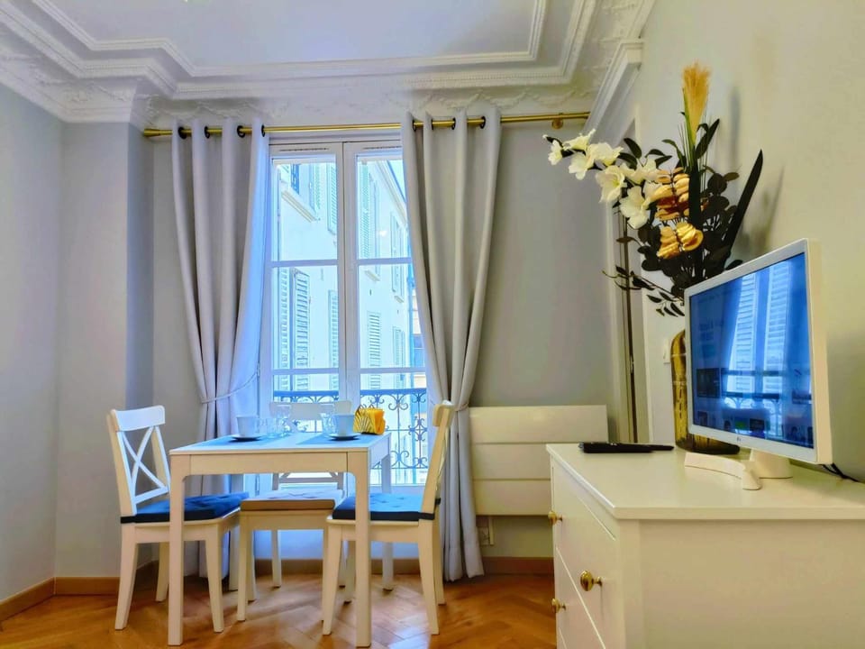 Au Petit Trianon Bleu Apartment in Versailles