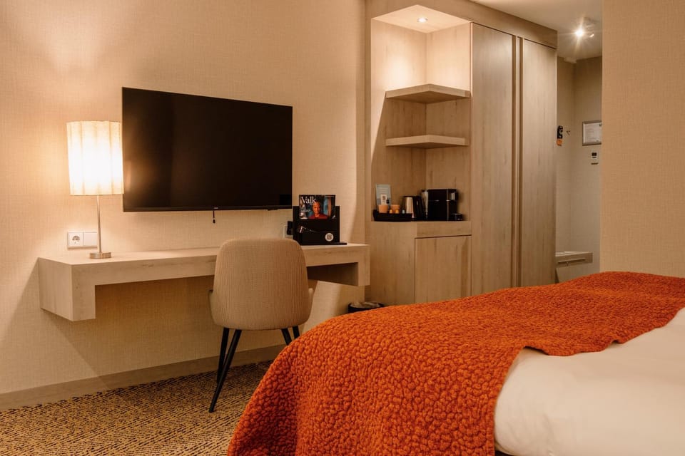 TV and multimedia, Coffee/tea facilities, Kitchen or kitchenette, Photo of the whole room, Bedroom