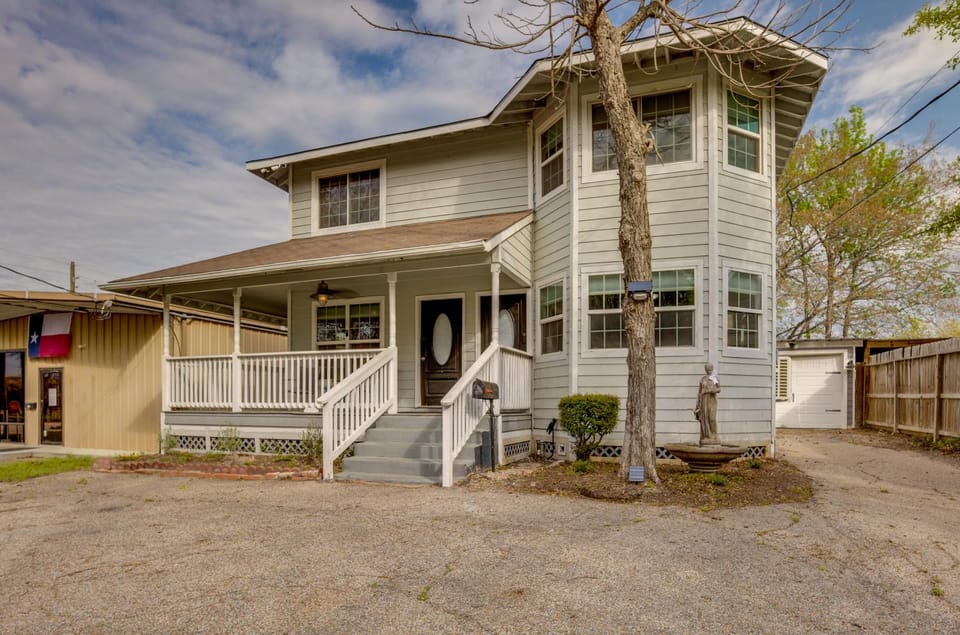 < 1 Mi to Downtown Conroe: Charming Apartment Apartment in Conroe