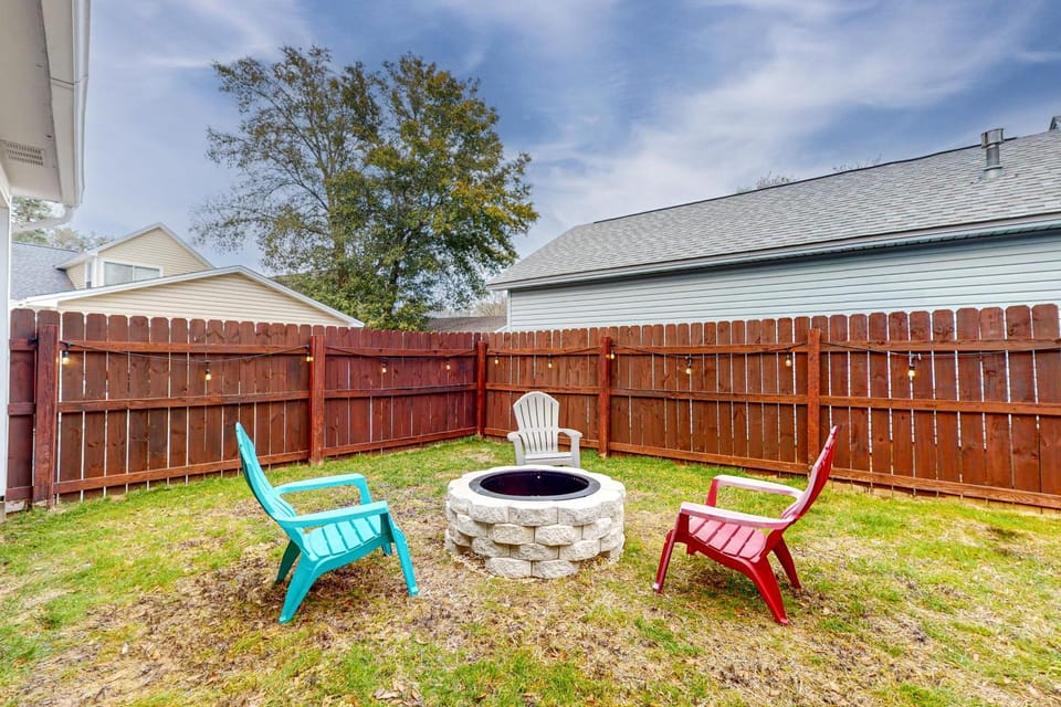 Dog-Friendly Yard! Retreat 11 Mi to Destin & Beach House in Alabama