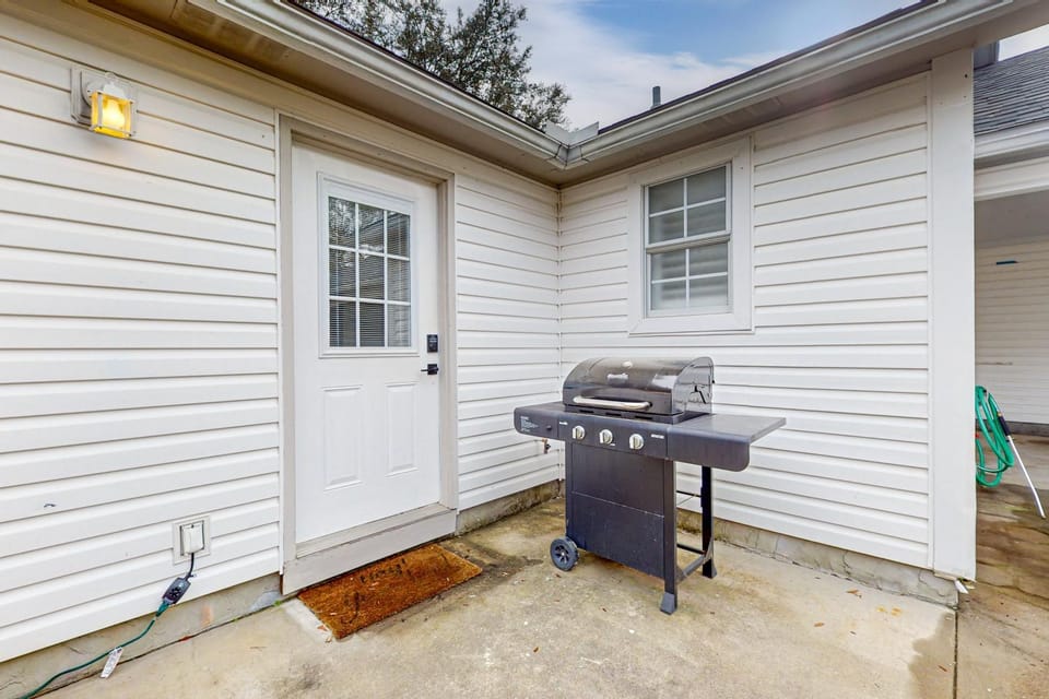Dog-Friendly Yard! Retreat 11 Mi to Destin & Beach House in Alabama