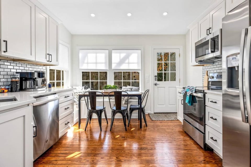 Kitchen or kitchenette, Dining area, dishwasher, oven, pet friendly, stove